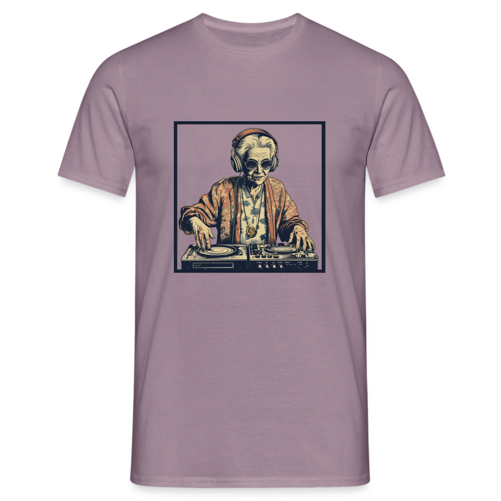 Coole alte Lady als DJane mit Kopfhörern - Männer T-Shirt - Lilagrau