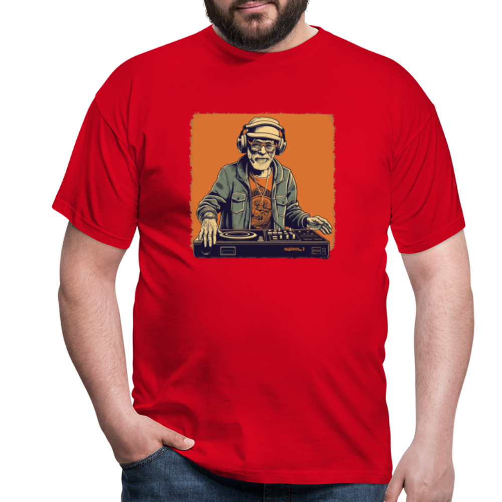 Cooler alter Mann als DJ mit Brille, Mütze und Kopfhörern - Männer T-Shirt - Rot