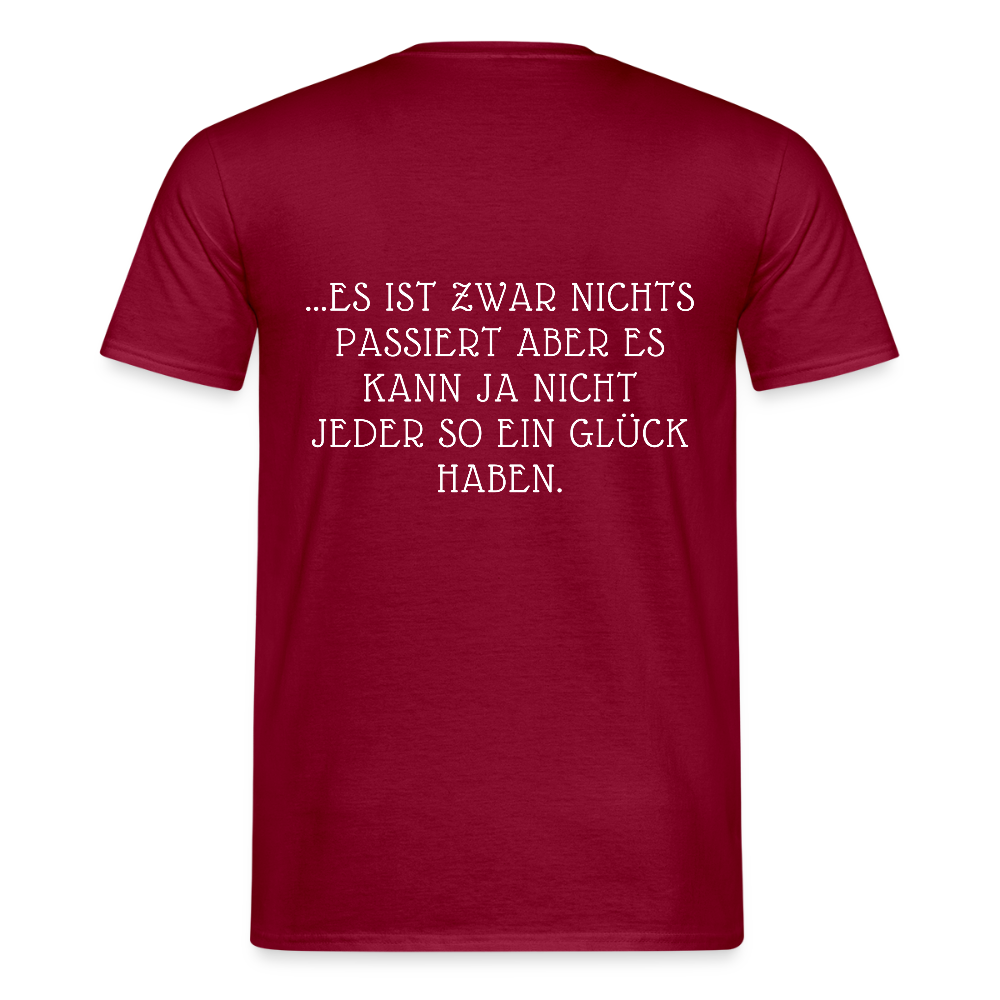 „Heute gedenken wir der Menschen…“ – mit Rückseite: „…es ist zwar nichts passiert“ - Männer Shirt - Ziegelrot