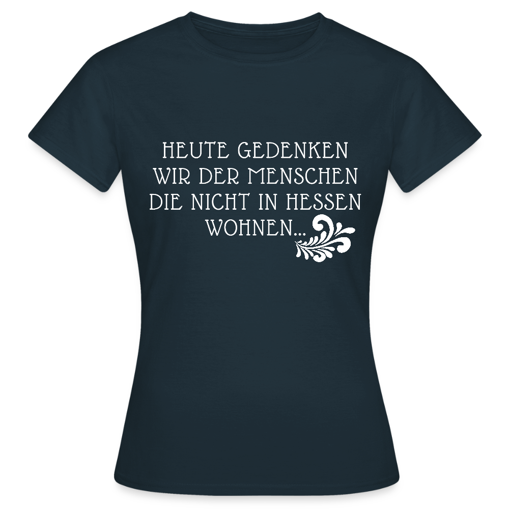 „Heute gedenken wir der Menschen…“ – mit Rückseite: „…es ist zwar nichts passiert“ - Frauen Shirt - Navy