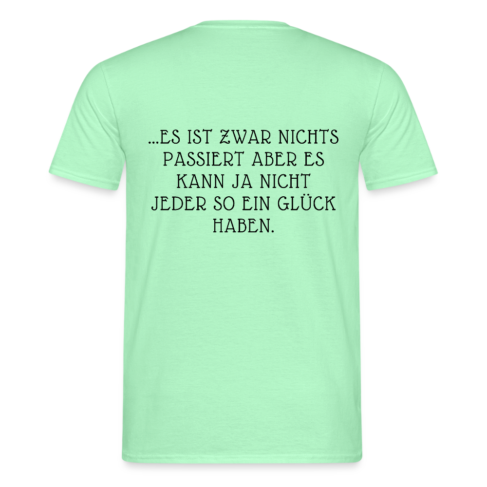 „Heute gedenken wir der Menschen…“ – mit Rückseite: „…es ist zwar nichts passiert“ - Männer Shirt - Mintgrün