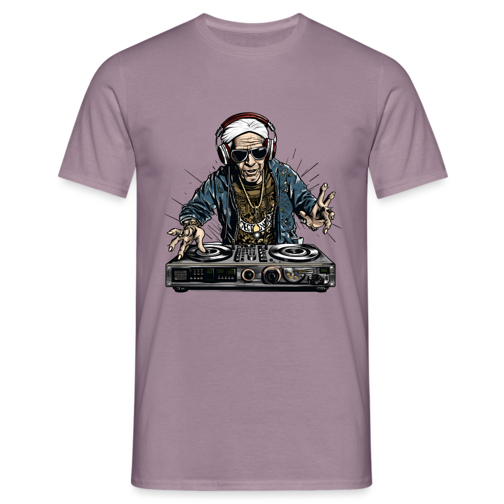 Cooler alter Mann als DJ Hipster mit Kopfhörern - Männer T-Shirt - Lilagrau
