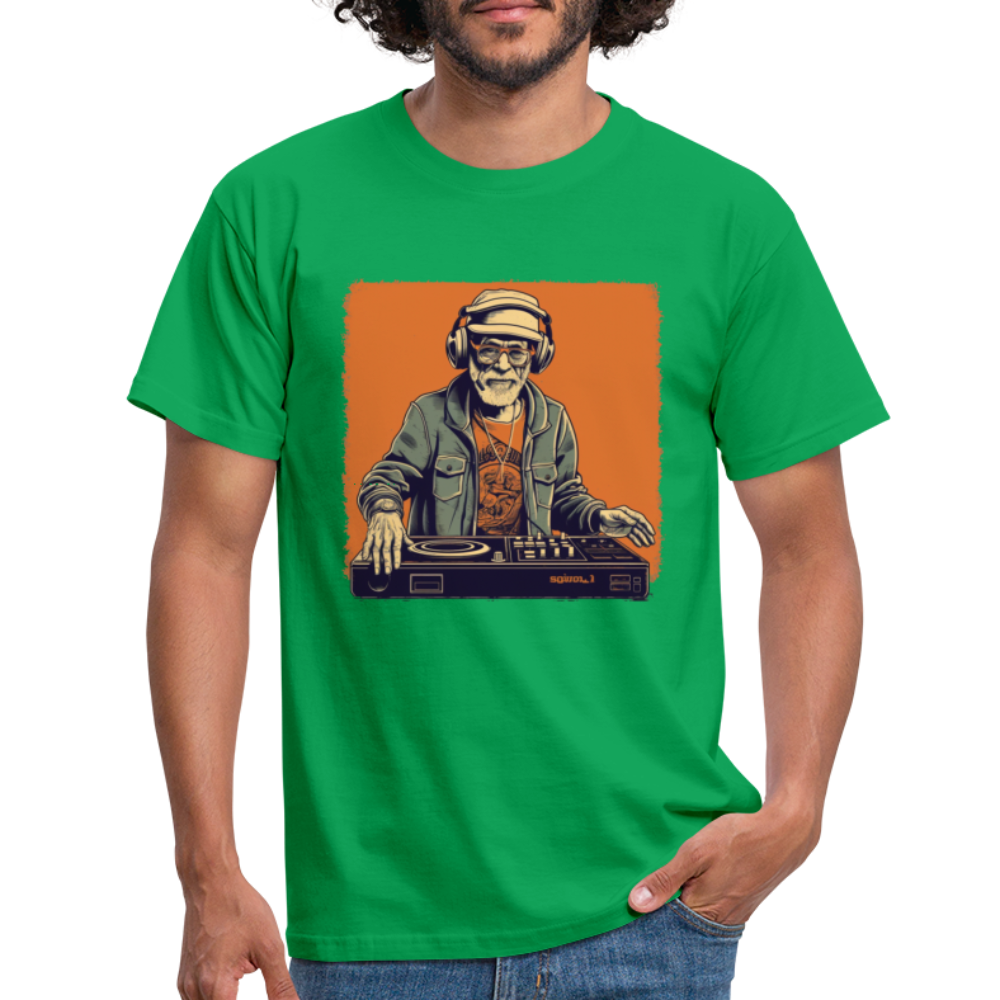Cooler alter Mann als DJ mit Brille, Mütze und Kopfhörern - Männer T-Shirt - Kelly Green