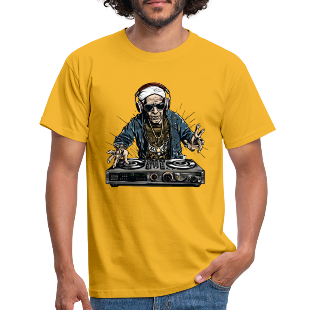 Cooler alter Mann als DJ Hipster mit Kopfhörern - Männer T-Shirt - Gelb