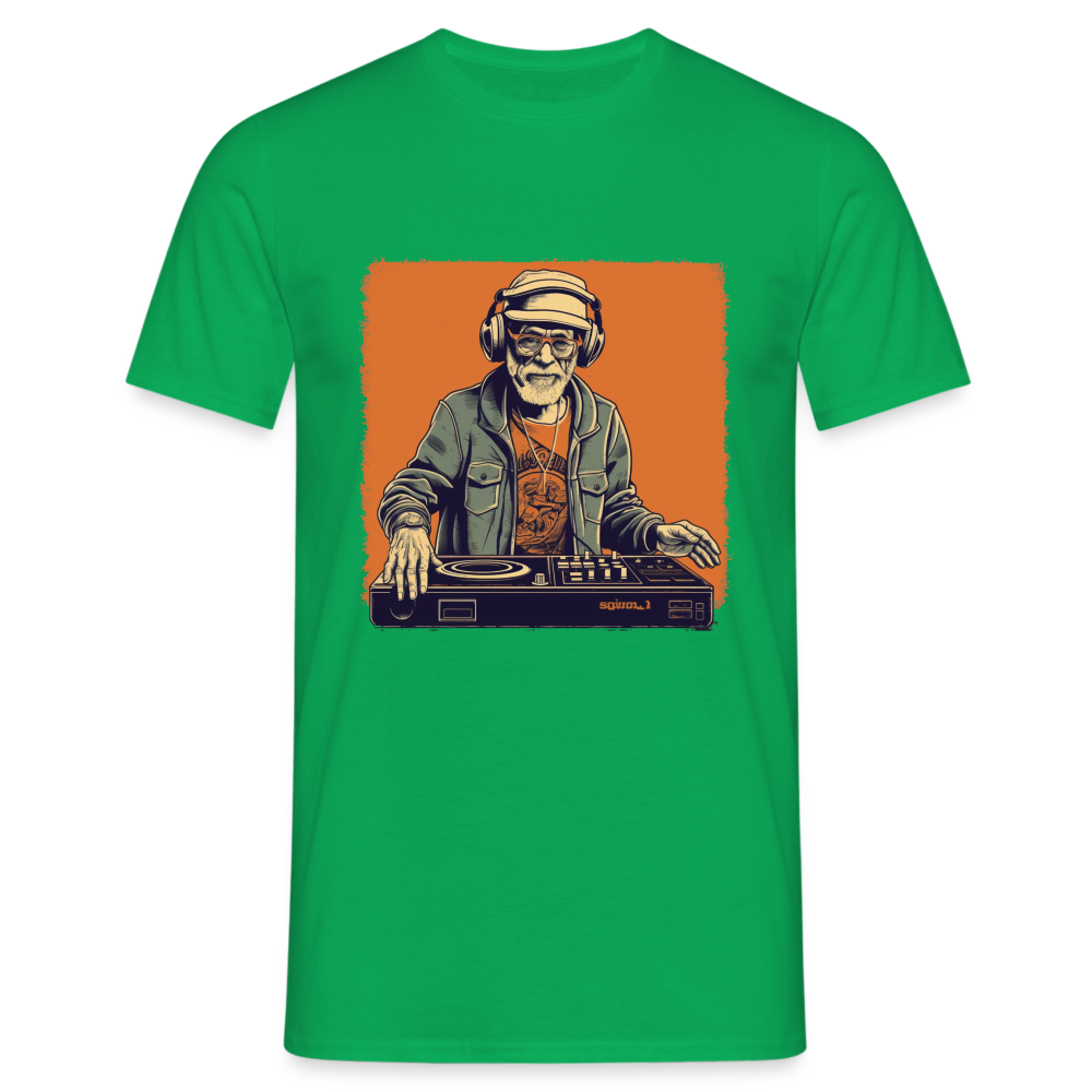 Cooler alter Mann als DJ mit Brille, Mütze und Kopfhörern - Männer T-Shirt - Kelly Green
