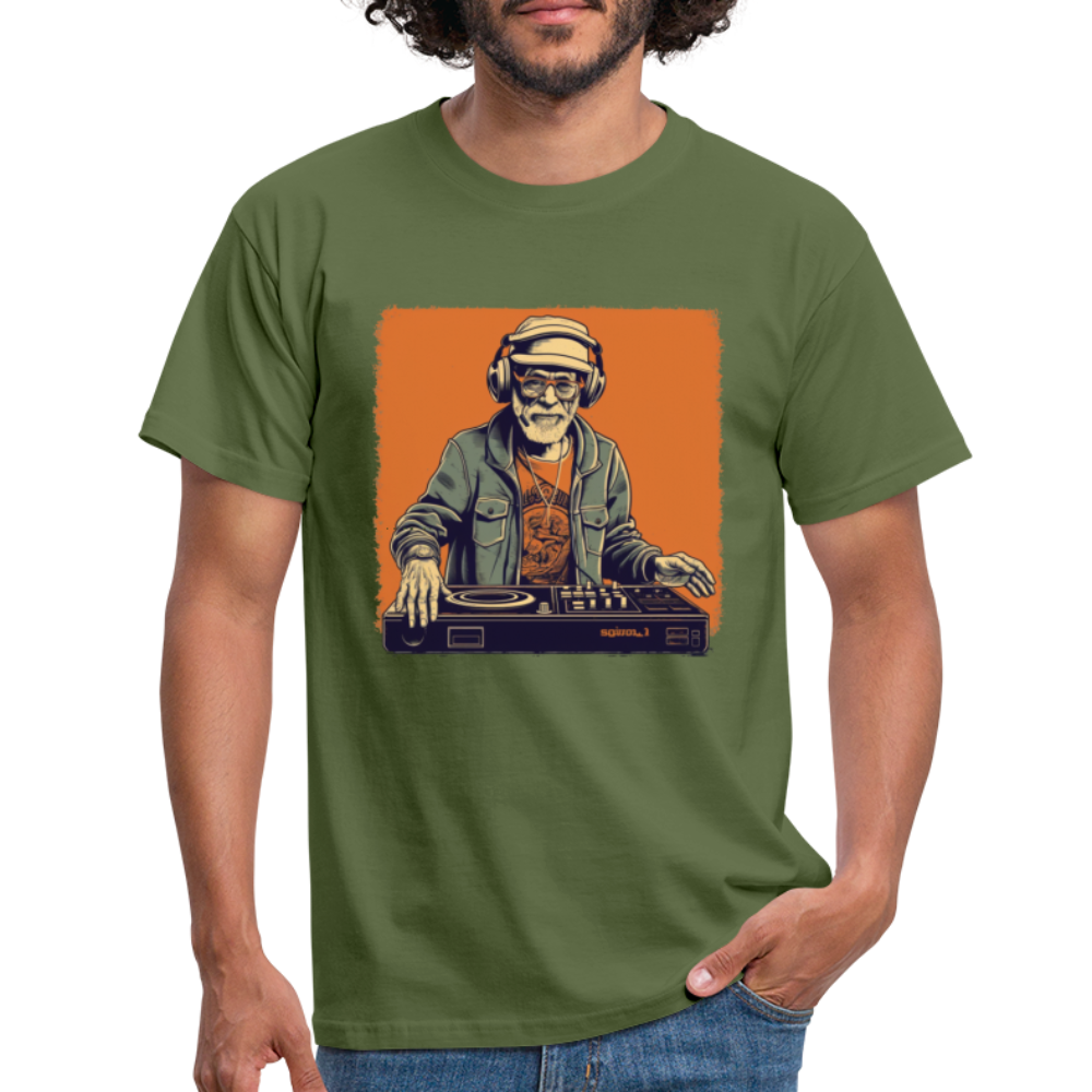 Cooler alter Mann als DJ mit Brille, Mütze und Kopfhörern - Männer T-Shirt - Militärgrün
