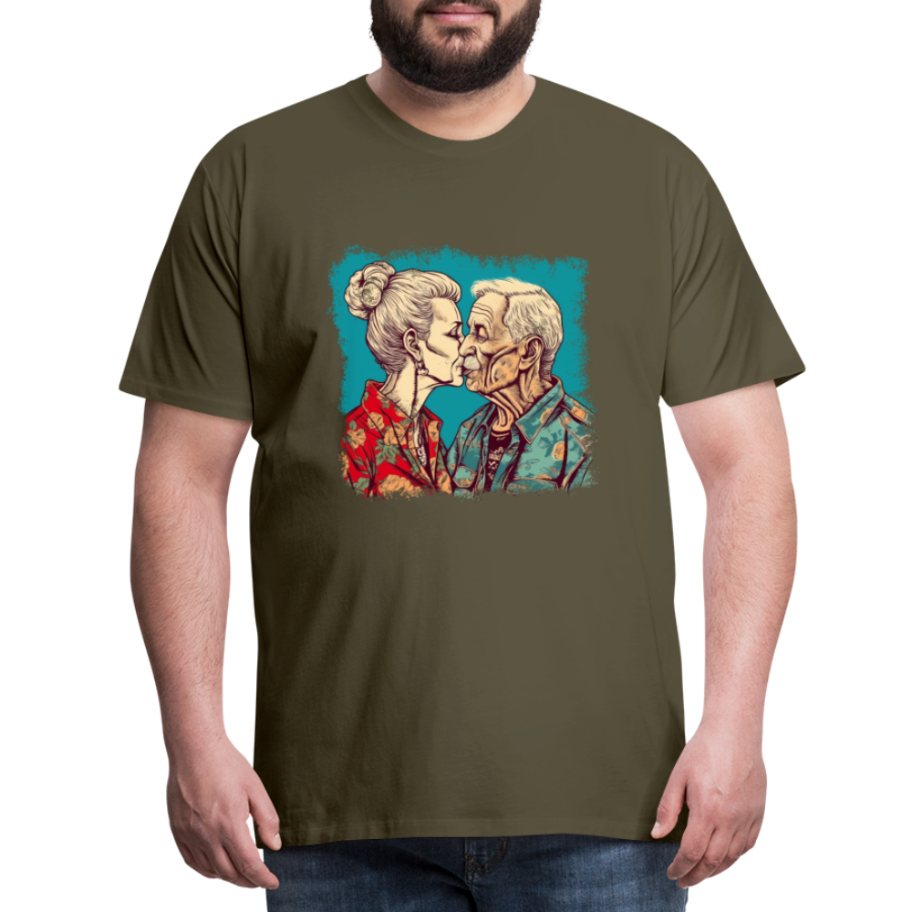 Küssendes Best Ager Pärchen mit Hawaiihemden - Männer T-Shirt - Khaki