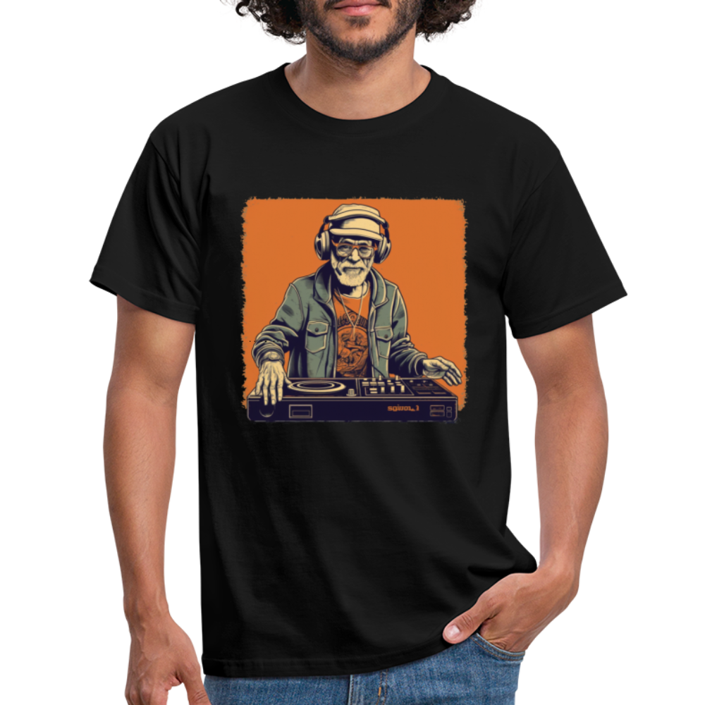 Cooler alter Mann als DJ mit Brille, Mütze und Kopfhörern - Männer T-Shirt - Schwarz