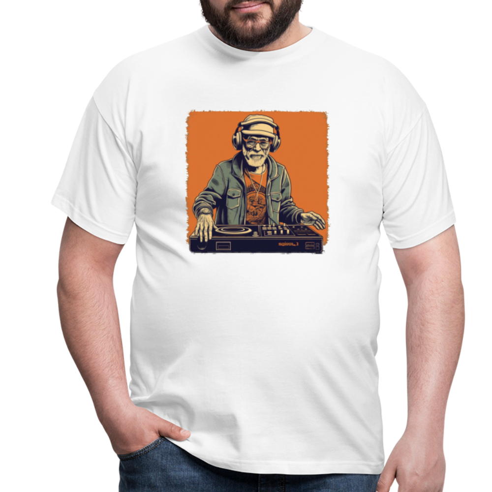 Cooler alter Mann als DJ mit Brille, Mütze und Kopfhörern - Männer T-Shirt - Weiß