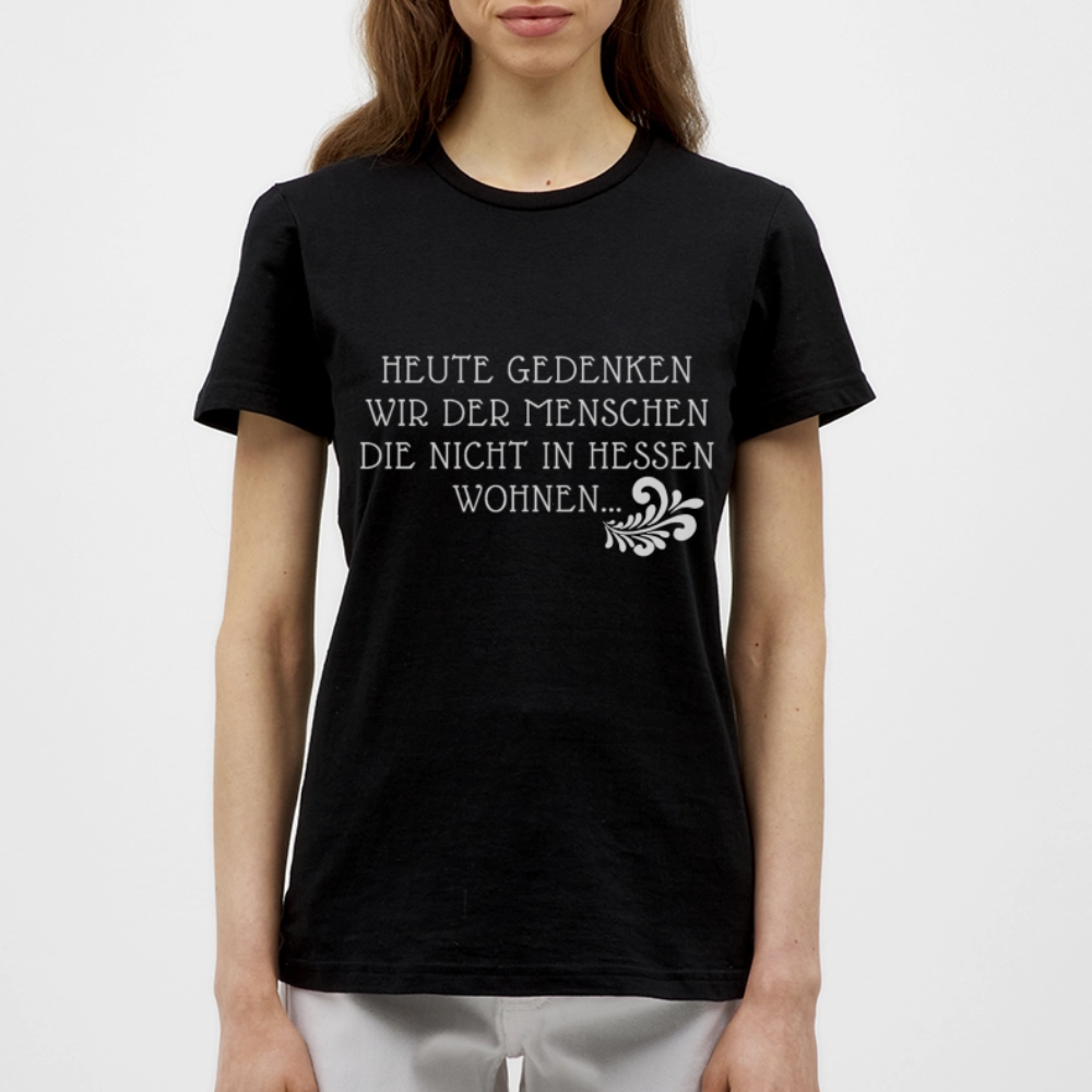 „Heute gedenken wir der Menschen…“ – mit Rückseite: „…es ist zwar nichts passiert“ - Frauen Shirt - Schwarz