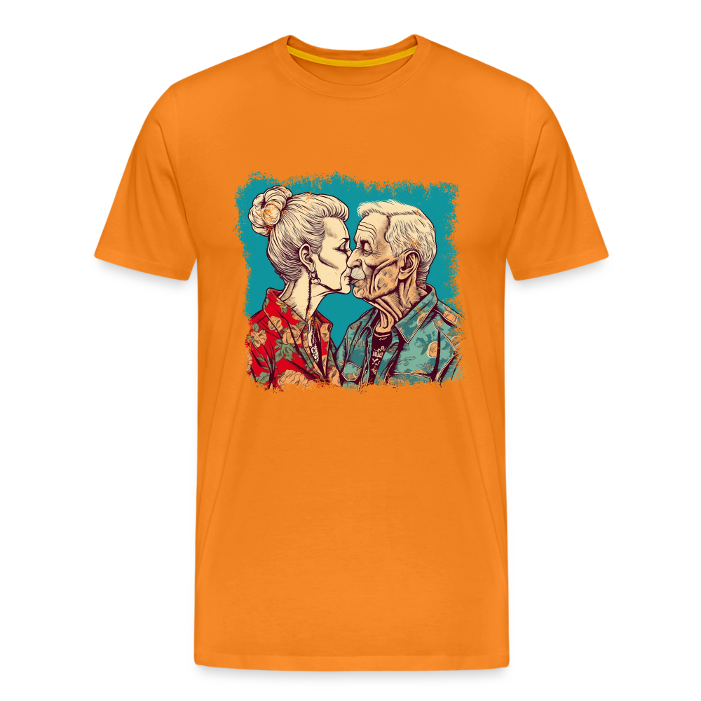 Küssendes Best Ager Pärchen mit Hawaiihemden - Männer T-Shirt - Orange