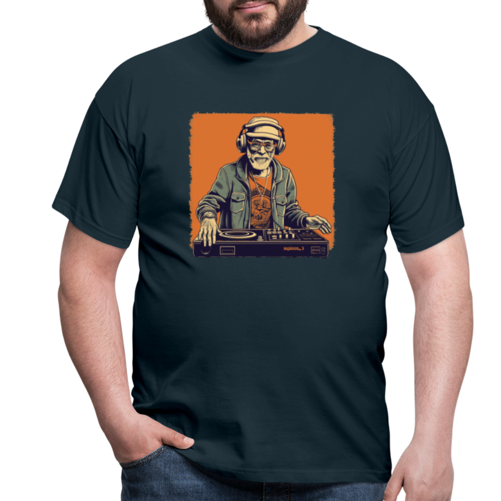 Cooler alter Mann als DJ mit Brille, Mütze und Kopfhörern - Männer T-Shirt - Navy