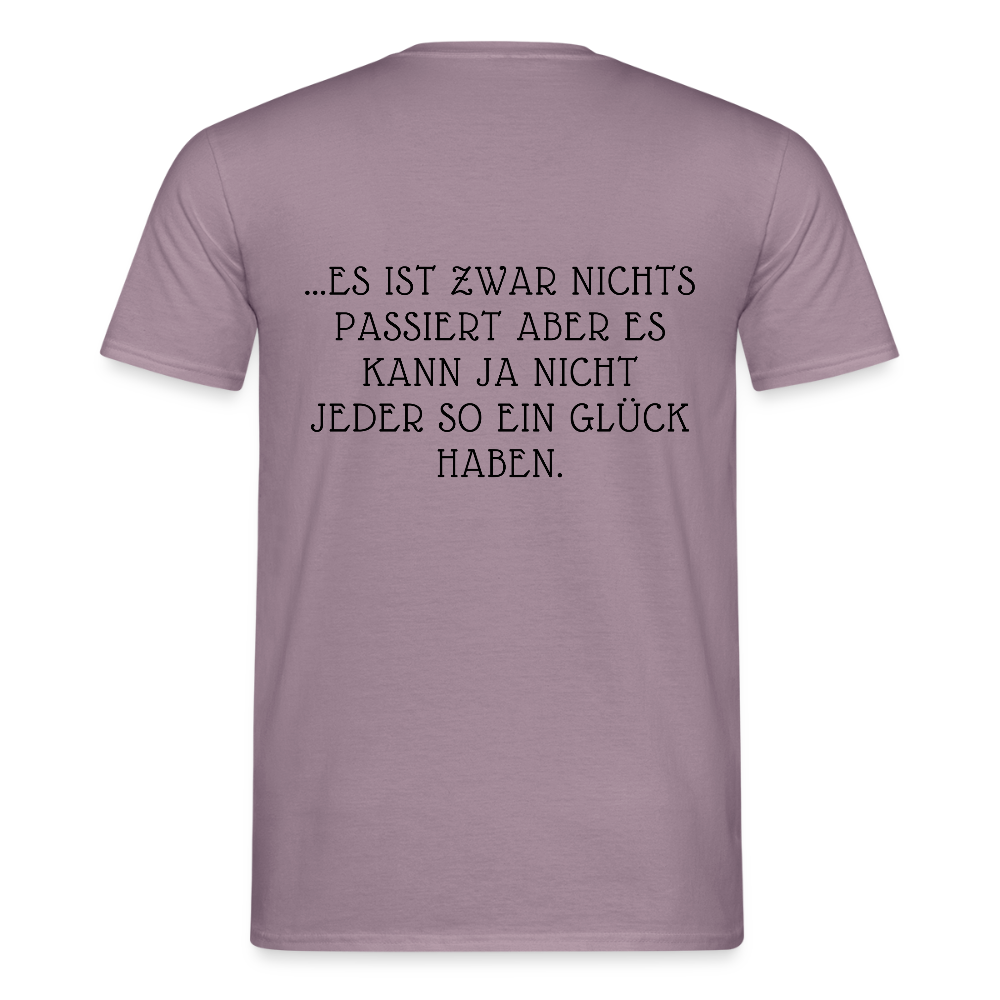 „Heute gedenken wir der Menschen…“ – mit Rückseite: „…es ist zwar nichts passiert“ - Männer Shirt - Lilagrau