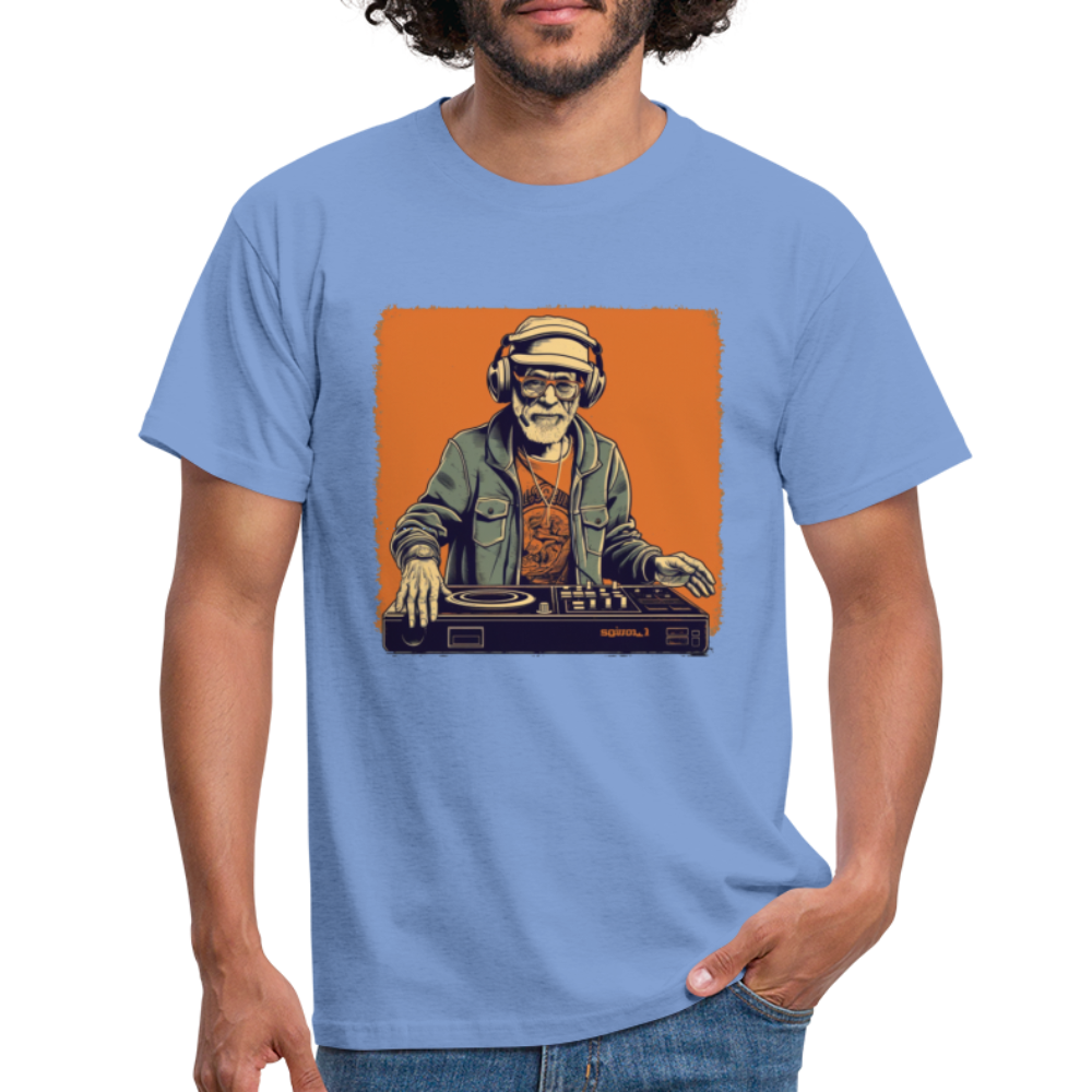 Cooler alter Mann als DJ mit Brille, Mütze und Kopfhörern - Männer T-Shirt - carolina blue