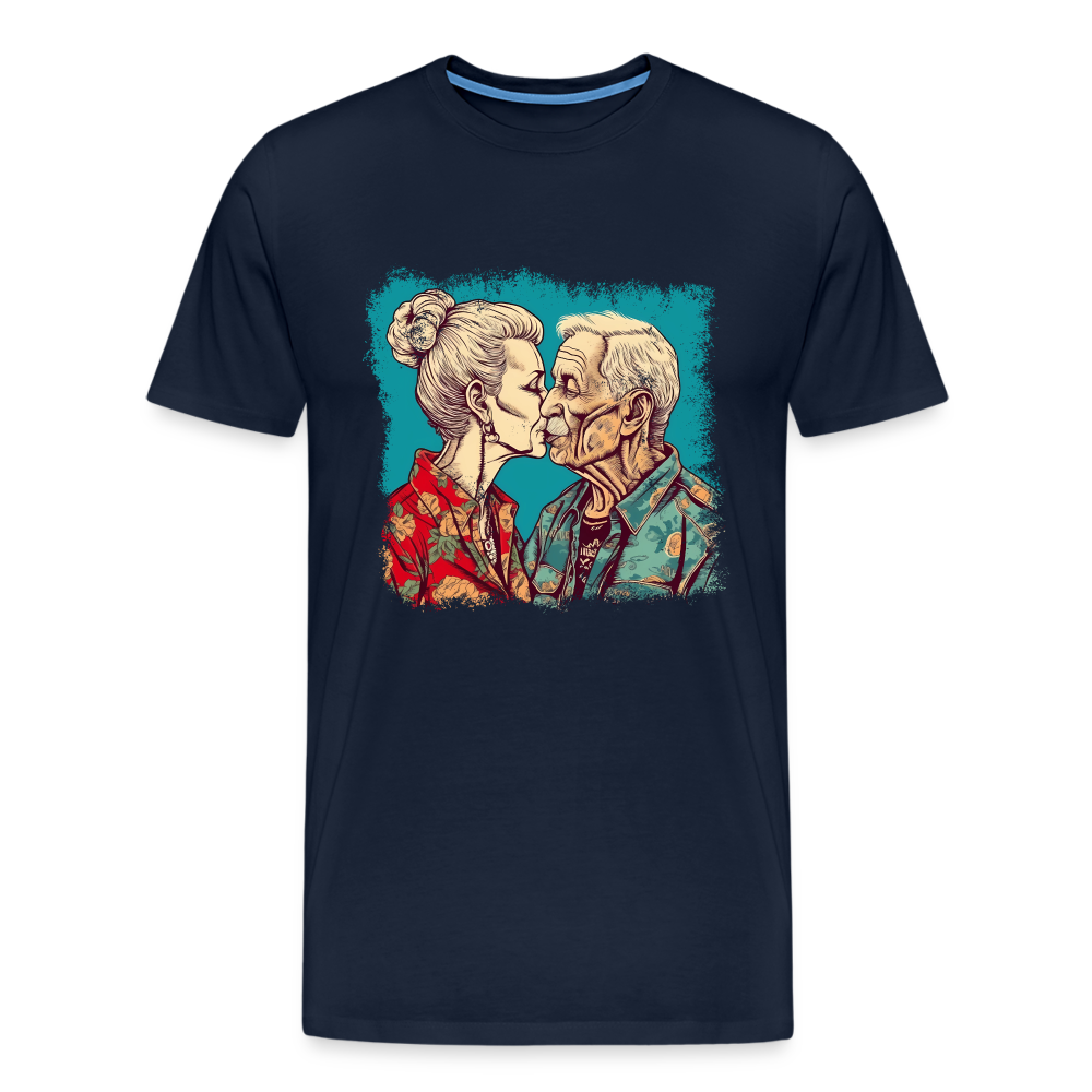 Küssendes Best Ager Pärchen mit Hawaiihemden - Männer T-Shirt - Navy