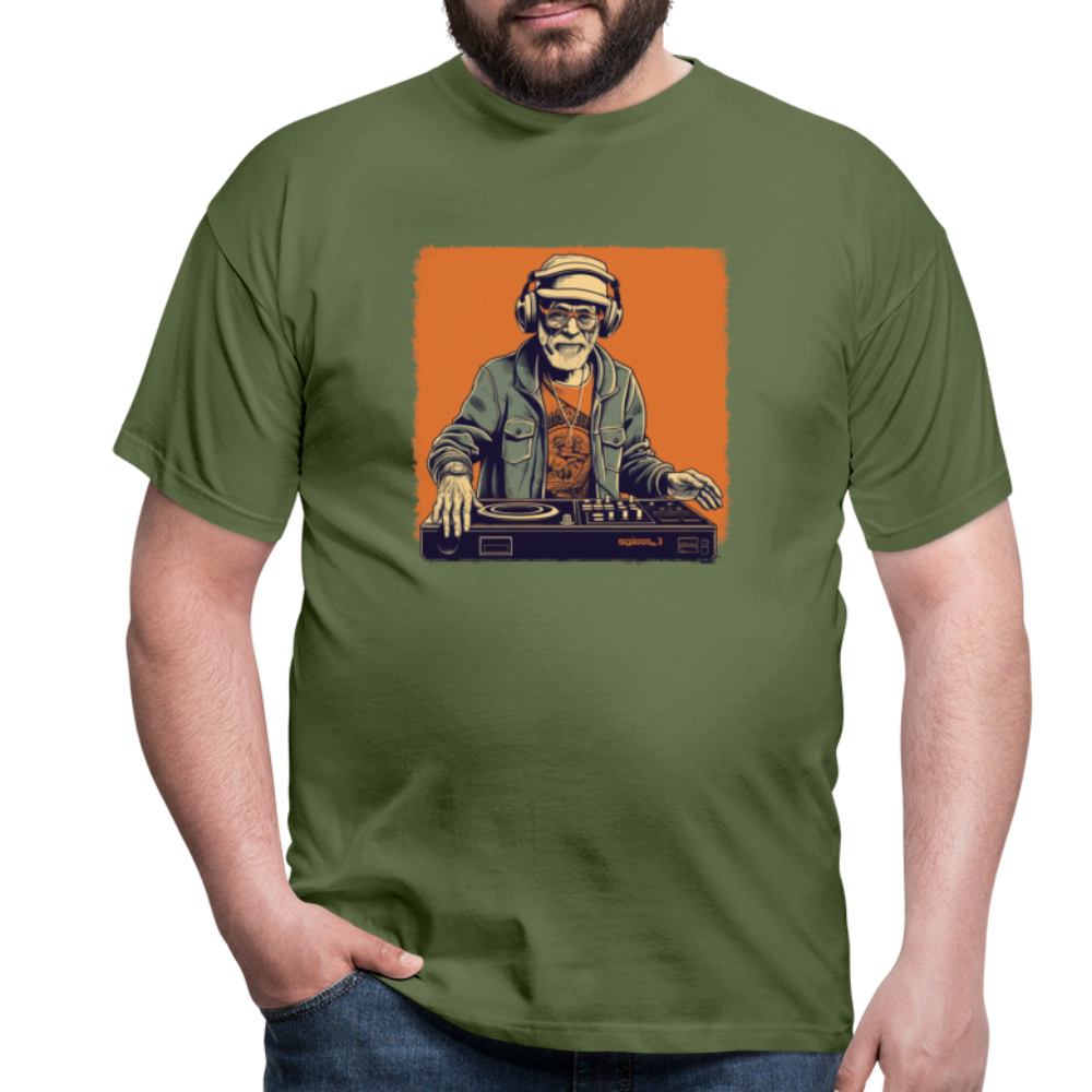 Cooler alter Mann als DJ mit Brille, Mütze und Kopfhörern - Männer T-Shirt - Militärgrün