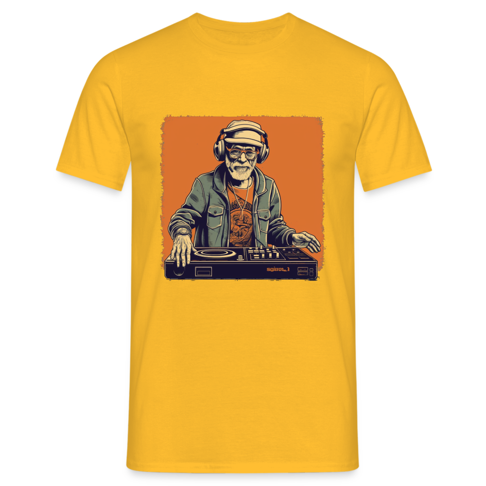 Cooler alter Mann als DJ mit Brille, Mütze und Kopfhörern - Männer T-Shirt - Gelb