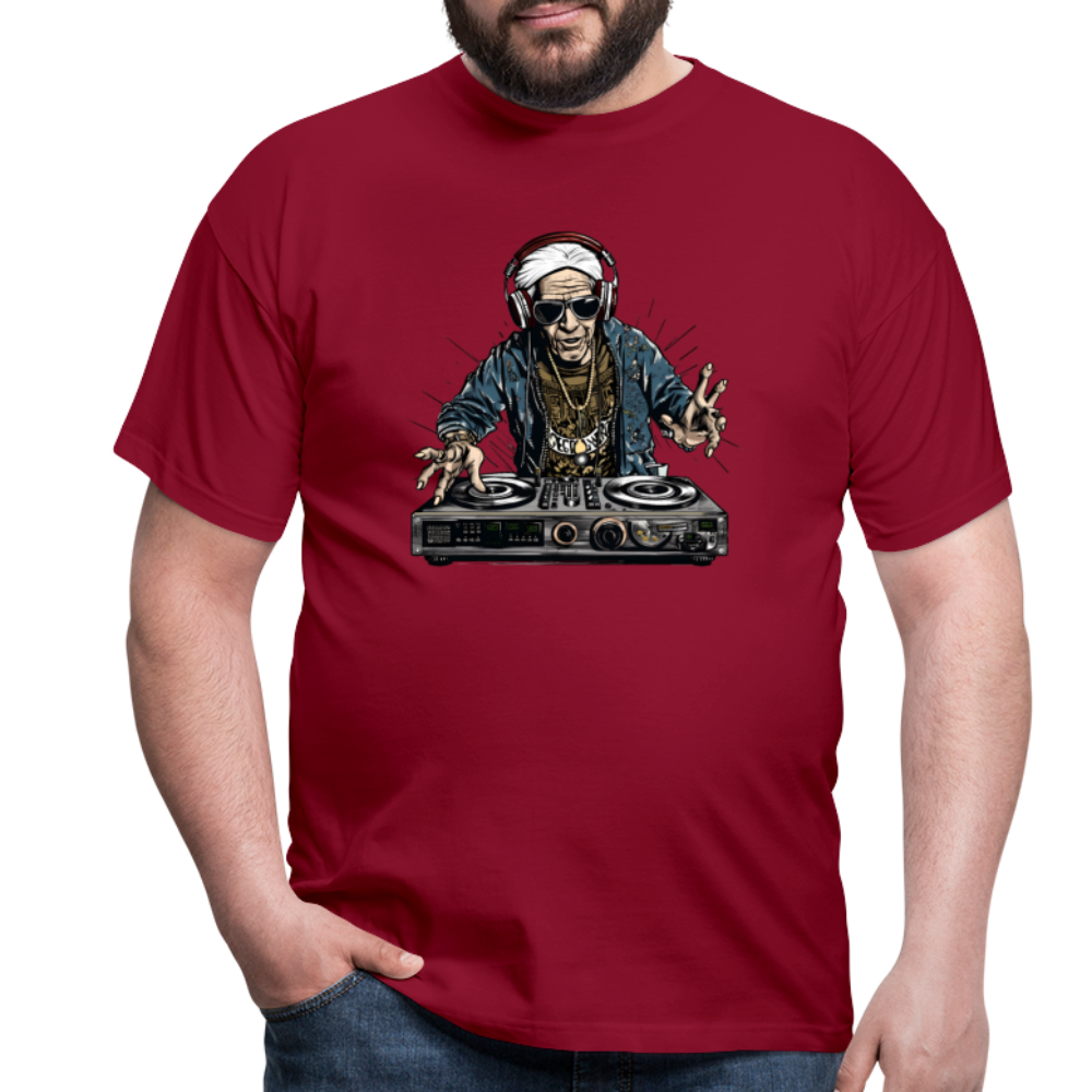 Cooler alter Mann als DJ Hipster mit Kopfhörern - Männer T-Shirt - Ziegelrot