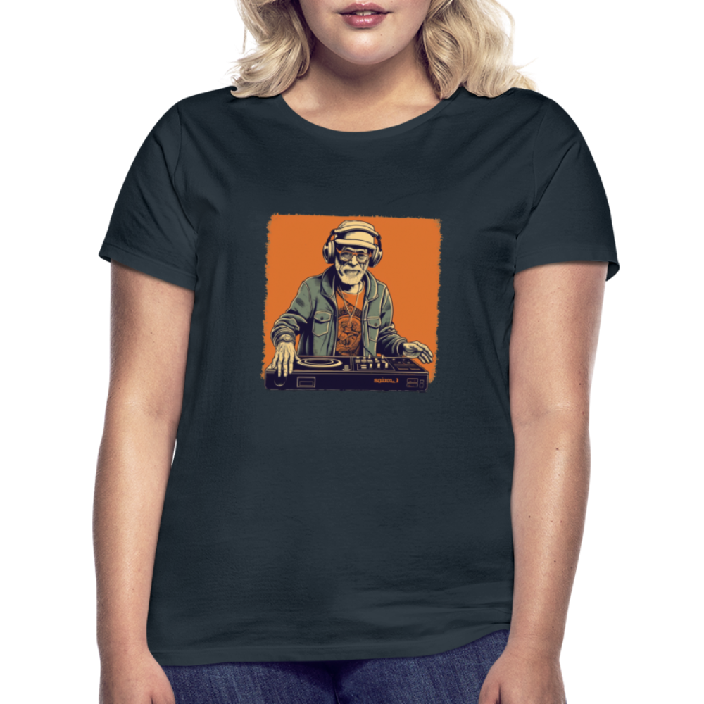 Cooler alter Mann als DJ mit Brille, Mütze und Kopfhörern - Frauen T-Shirt - Navy