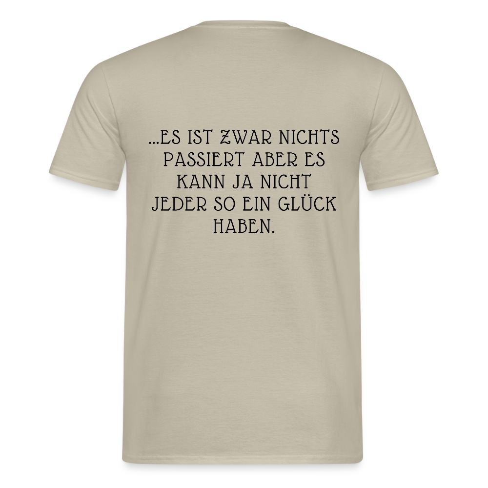 „Heute gedenken wir der Menschen…“ – mit Rückseite: „…es ist zwar nichts passiert“ - Männer Shirt - Sandbeige