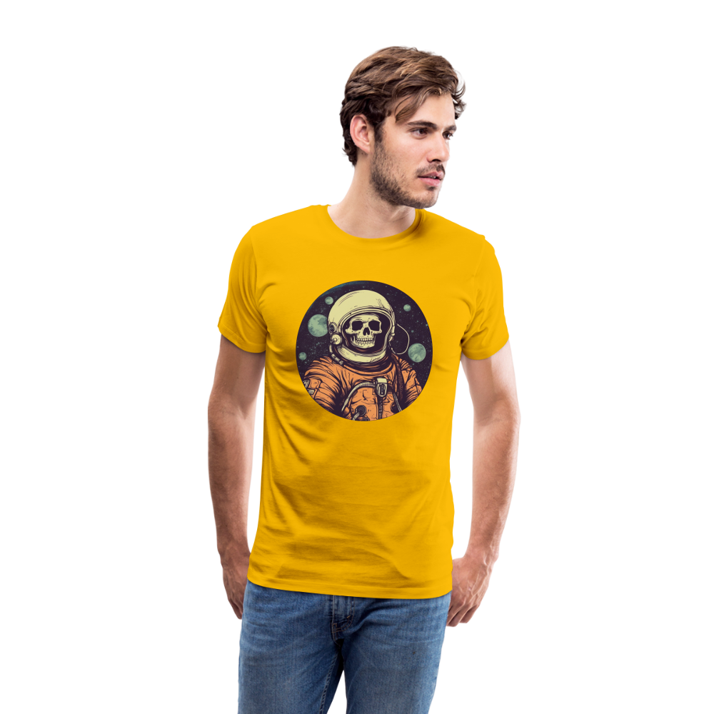 Gruseliges Skelett als Astronaut - Männer Premium T-Shirt - Sonnengelb