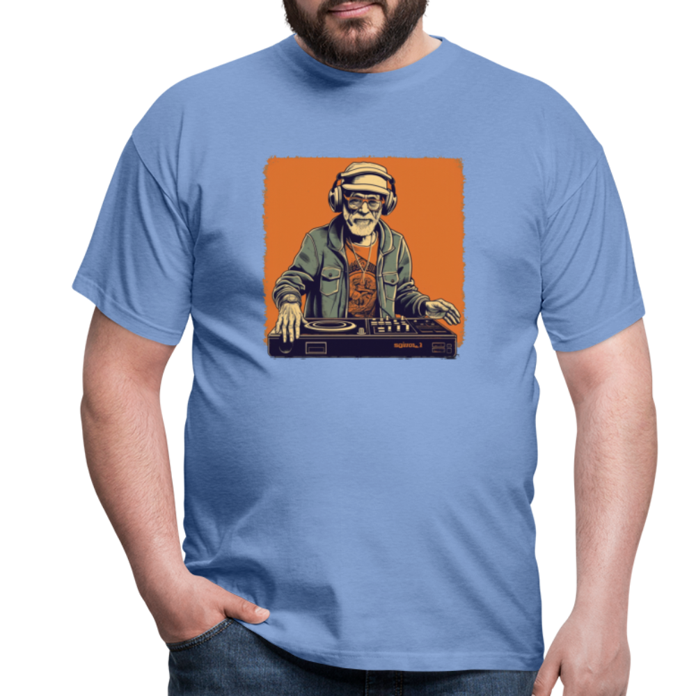 Cooler alter Mann als DJ mit Brille, Mütze und Kopfhörern - Männer T-Shirt - carolina blue
