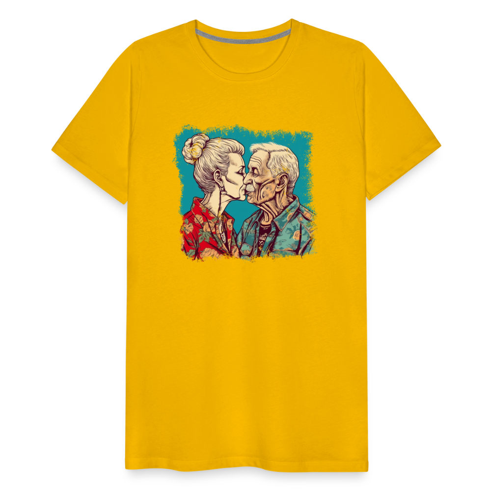 Küssendes Best Ager Pärchen mit Hawaiihemden - Männer T-Shirt - Sonnengelb