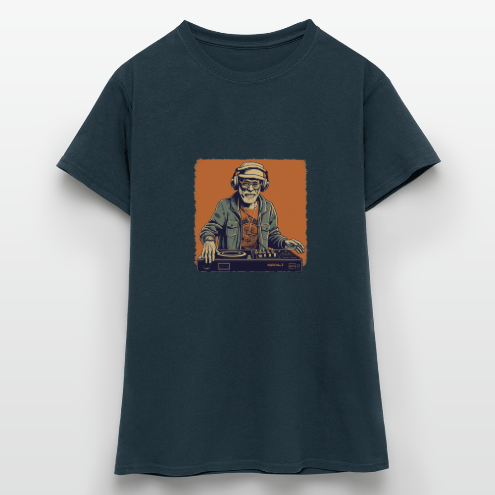 Cooler alter Mann als DJ mit Brille, Mütze und Kopfhörern - Frauen T-Shirt - Navy