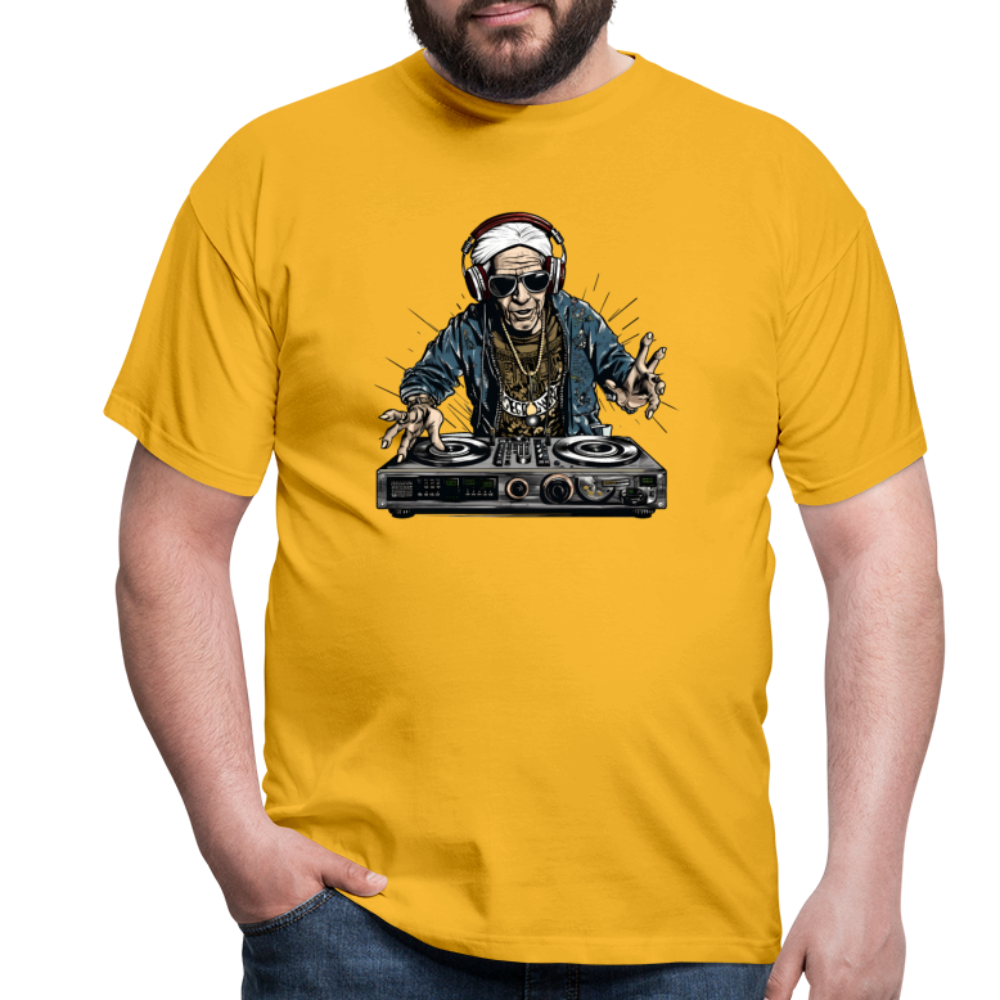 Cooler alter Mann als DJ Hipster mit Kopfhörern - Männer T-Shirt - Gelb