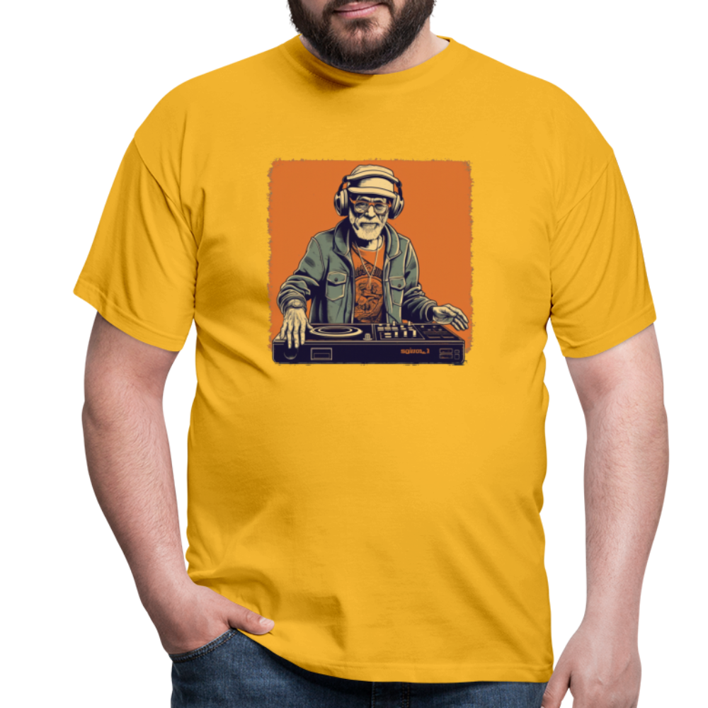 Cooler alter Mann als DJ mit Brille, Mütze und Kopfhörern - Männer T-Shirt - Gelb