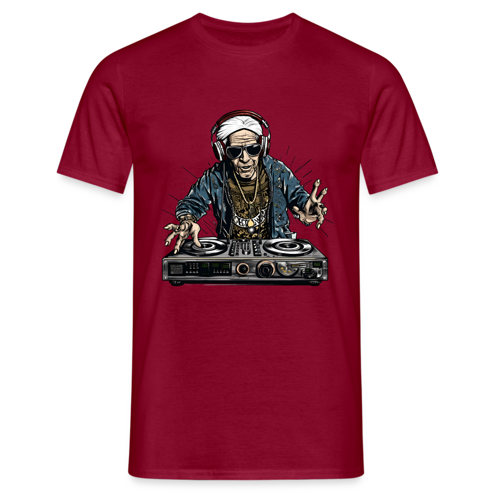 Cooler alter Mann als DJ Hipster mit Kopfhörern - Männer T-Shirt - Ziegelrot