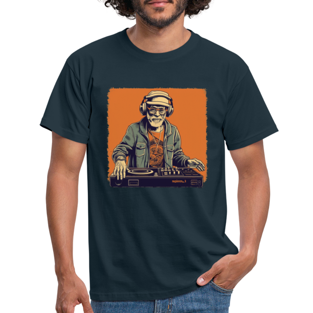 Cooler alter Mann als DJ mit Brille, Mütze und Kopfhörern - Männer T-Shirt - Navy