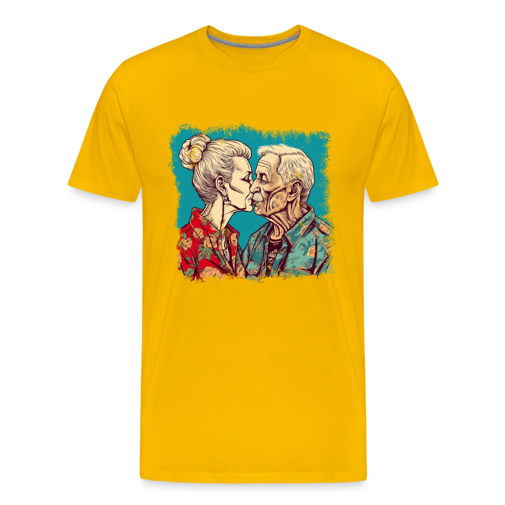 Küssendes Best Ager Pärchen mit Hawaiihemden - Männer T-Shirt - Sonnengelb