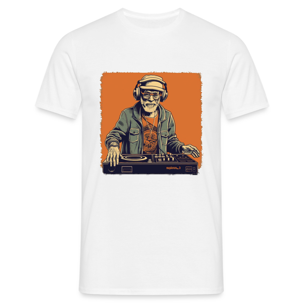 Cooler alter Mann als DJ mit Brille, Mütze und Kopfhörern - Männer T-Shirt - Weiß