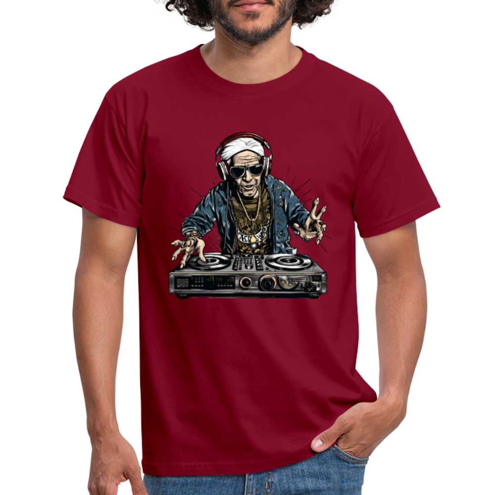 Cooler alter Mann als DJ Hipster mit Kopfhörern - Männer T-Shirt - Ziegelrot