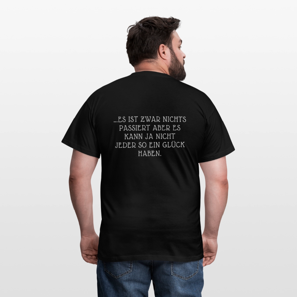 „Heute gedenken wir der Menschen…“ – mit Rückseite: „…es ist zwar nichts passiert“ - Männer Shirt - Schwarz