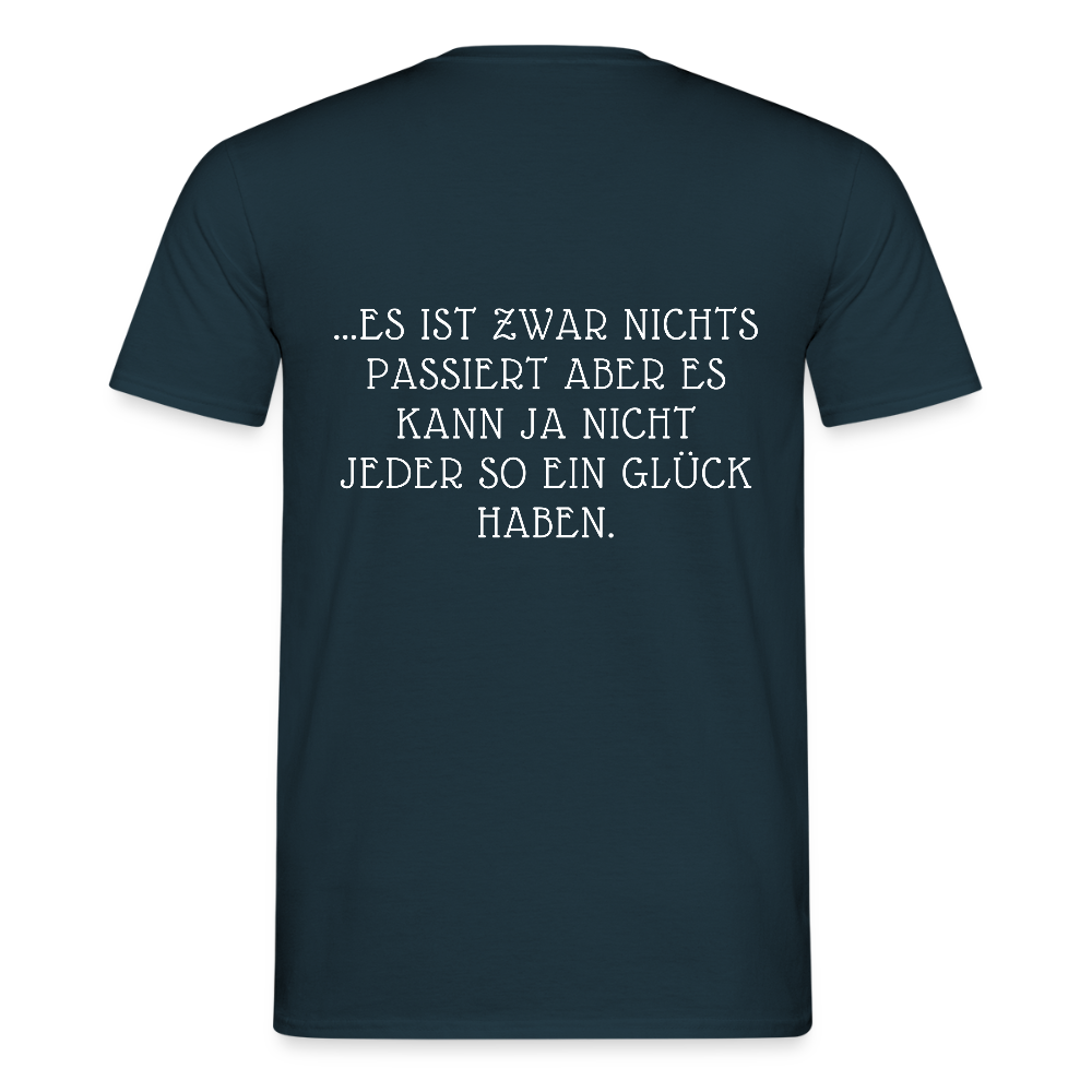 „Heute gedenken wir der Menschen…“ – mit Rückseite: „…es ist zwar nichts passiert“ - Männer Shirt - Navy