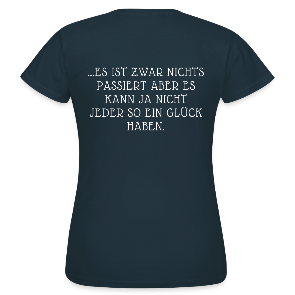 „Heute gedenken wir der Menschen…“ – mit Rückseite: „…es ist zwar nichts passiert“ - Frauen Shirt - Navy