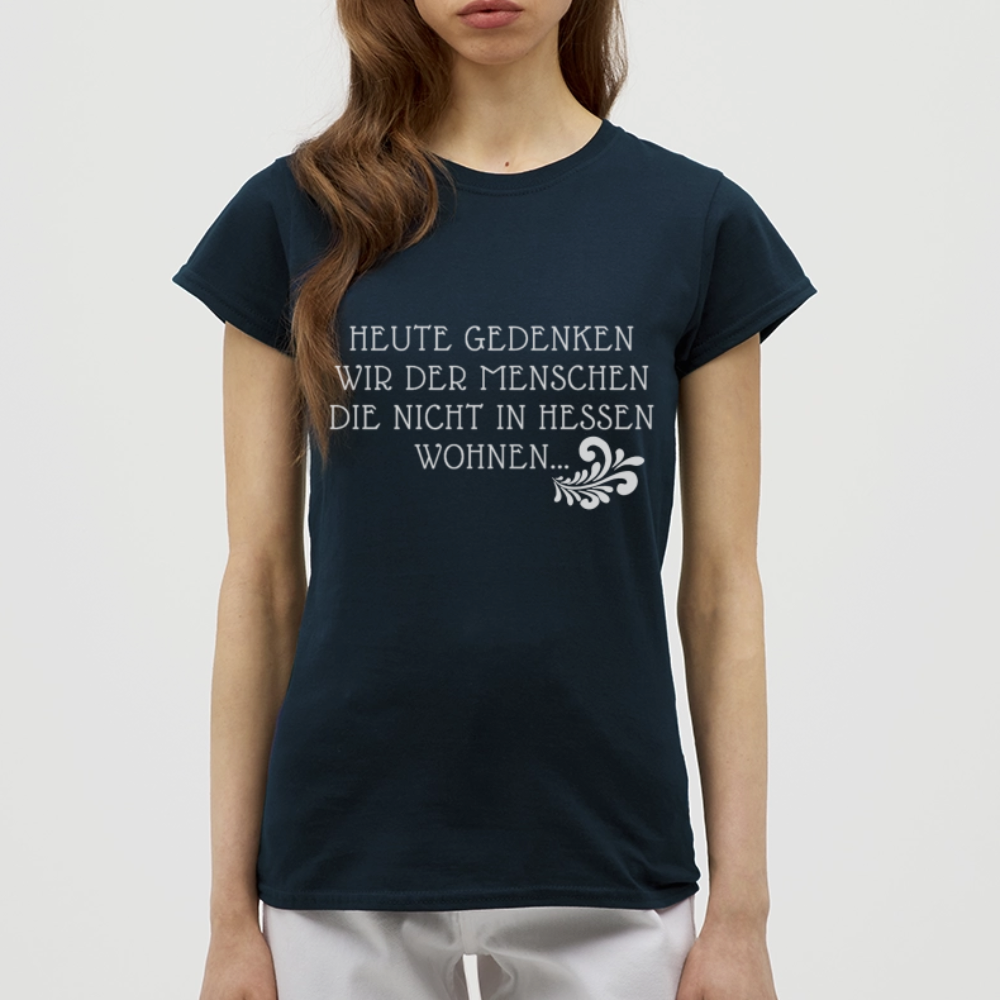 „Heute gedenken wir der Menschen…“ – mit Rückseite: „…es ist zwar nichts passiert“ - Frauen Shirt - Navy