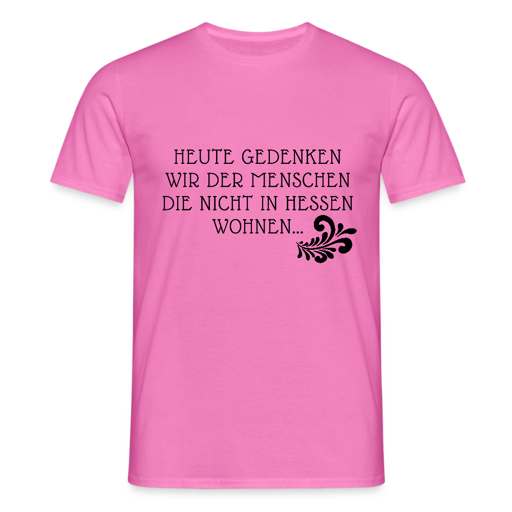 „Heute gedenken wir der Menschen…“ – mit Rückseite: „…es ist zwar nichts passiert“ - Männer Shirt - Pink