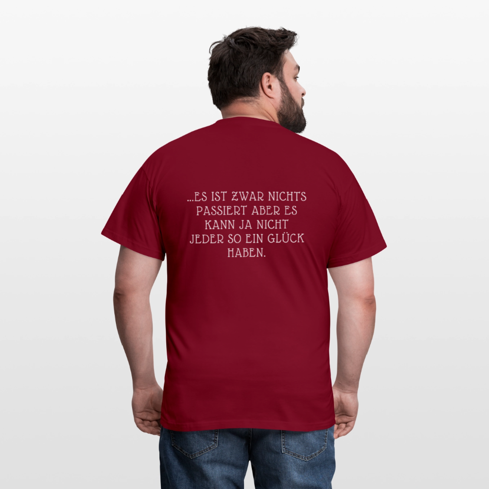 „Heute gedenken wir der Menschen…“ – mit Rückseite: „…es ist zwar nichts passiert“ - Männer Shirt - Ziegelrot