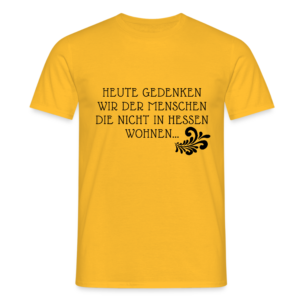 „Heute gedenken wir der Menschen…“ – mit Rückseite: „…es ist zwar nichts passiert“ - Männer Shirt - Gelb