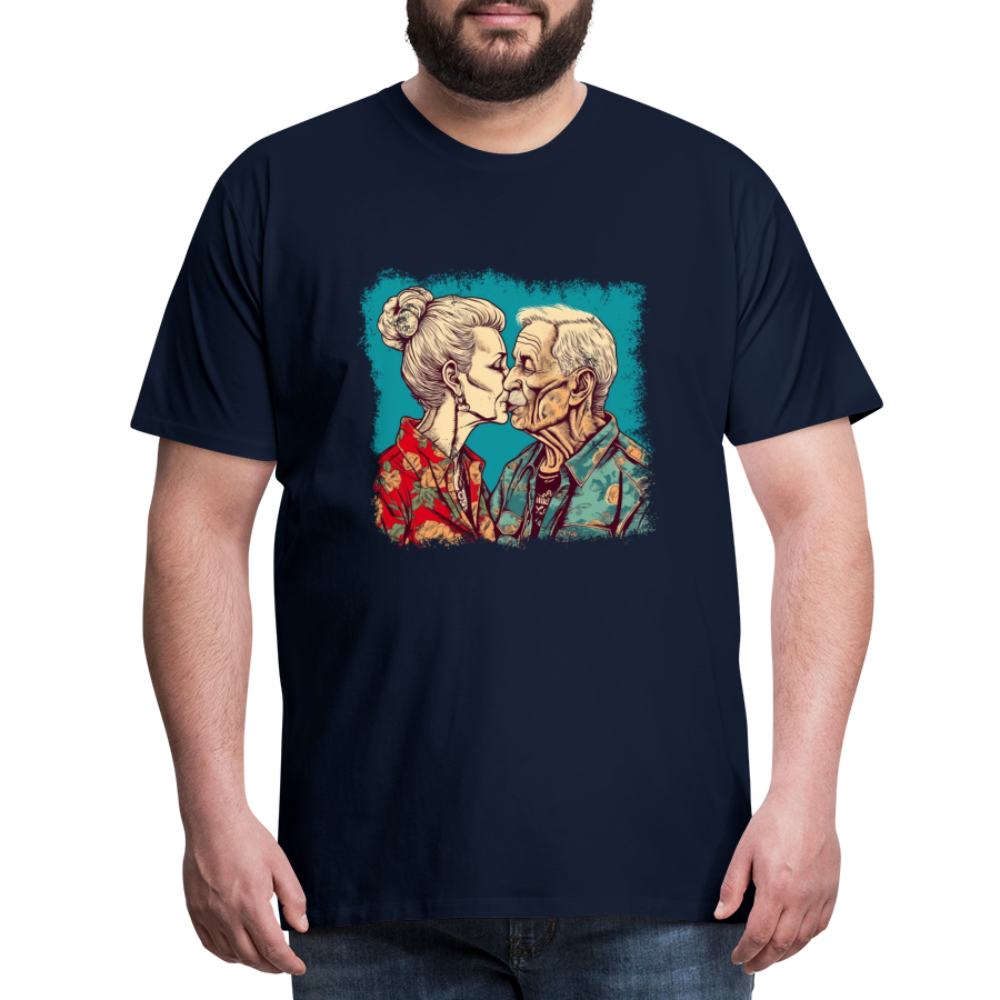 Küssendes Best Ager Pärchen mit Hawaiihemden - Männer T-Shirt - Navy