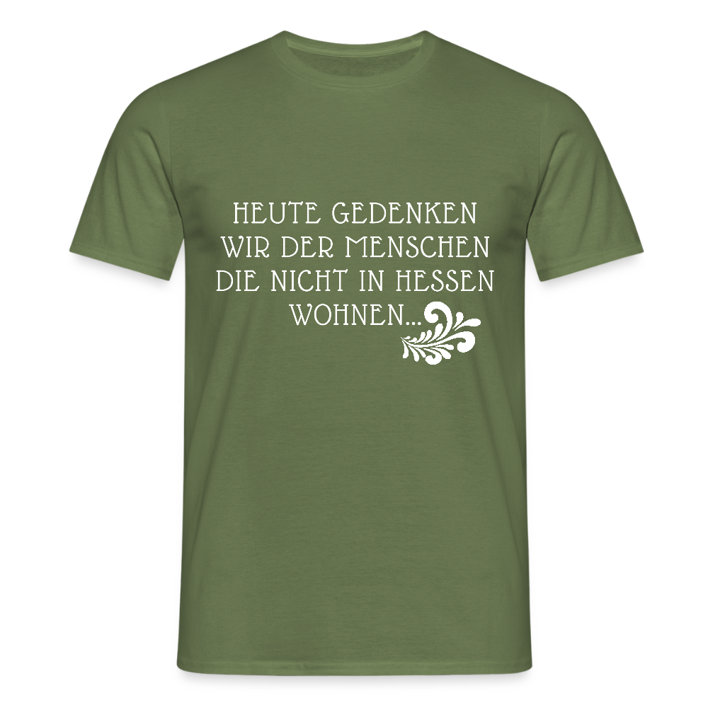 „Heute gedenken wir der Menschen…“ – mit Rückseite: „…es ist zwar nichts passiert“ - Männer Shirt - Militärgrün