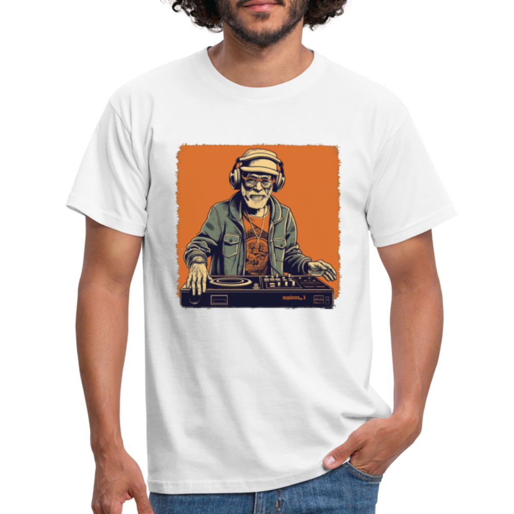 Cooler alter Mann als DJ mit Brille, Mütze und Kopfhörern - Männer T-Shirt - Weiß