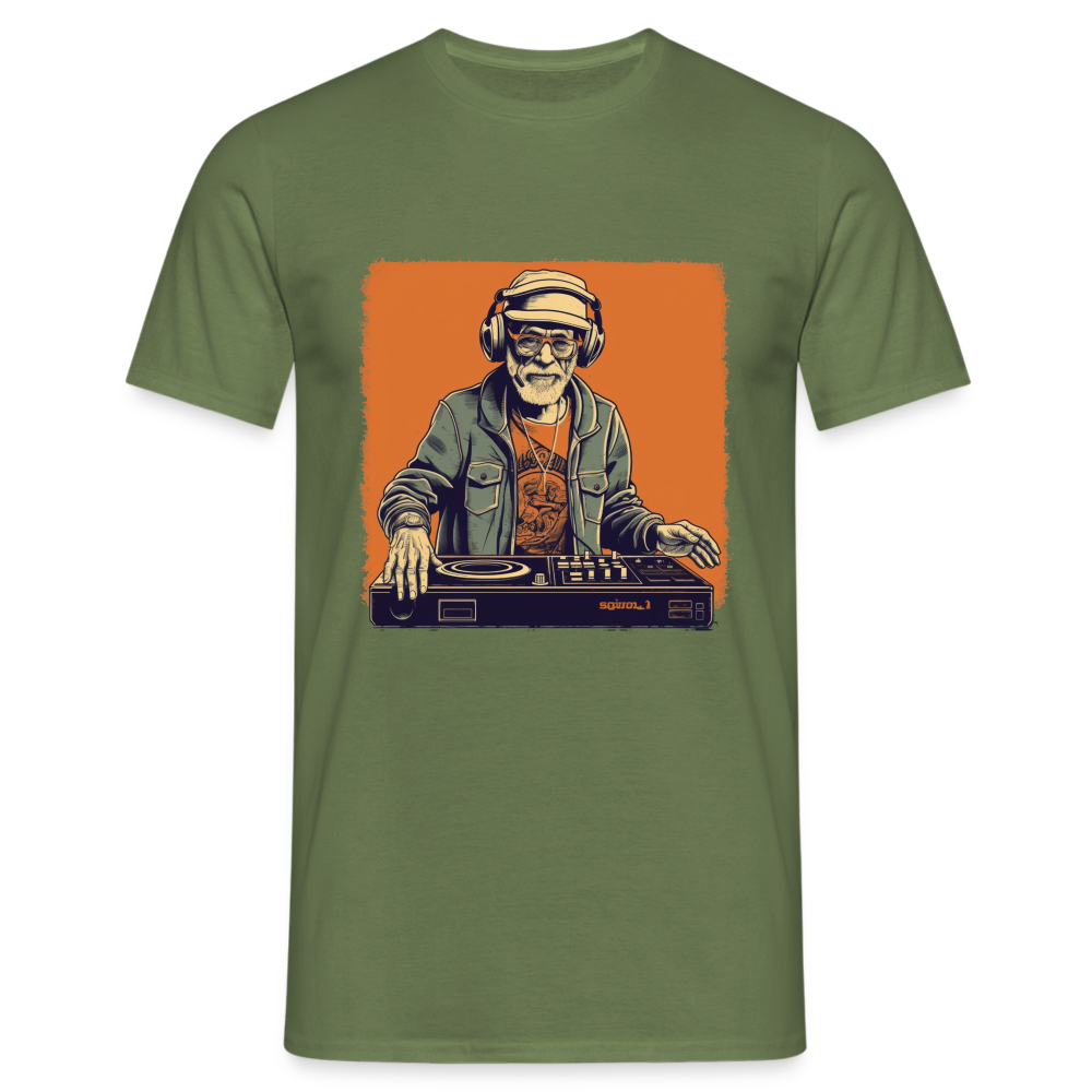 Cooler alter Mann als DJ mit Brille, Mütze und Kopfhörern - Männer T-Shirt - Militärgrün