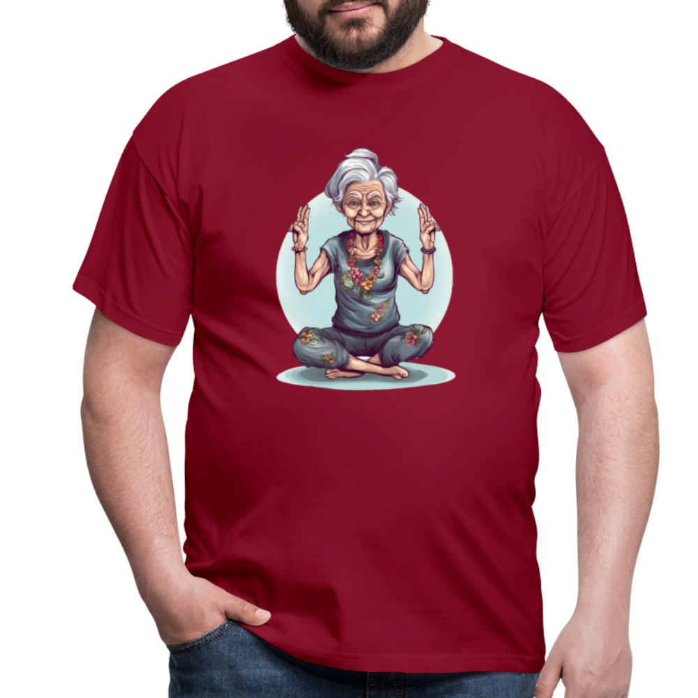 Coole Yoga Oma - Meditation im besten Alter - Männer T-Shirt - Ziegelrot