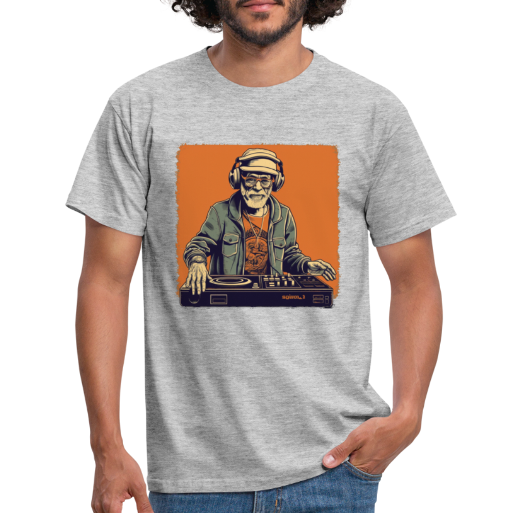 Cooler alter Mann als DJ mit Brille, Mütze und Kopfhörern - Männer T-Shirt - Grau meliert