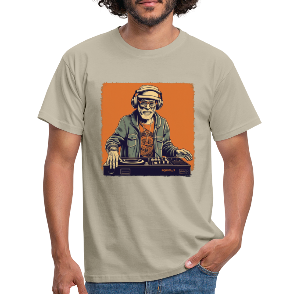 Cooler alter Mann als DJ mit Brille, Mütze und Kopfhörern - Männer T-Shirt - Sandbeige