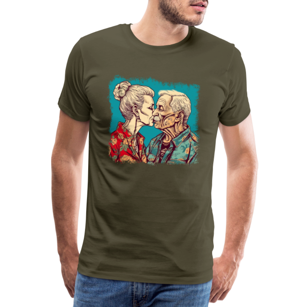 Küssendes Best Ager Pärchen mit Hawaiihemden - Männer T-Shirt - Khaki